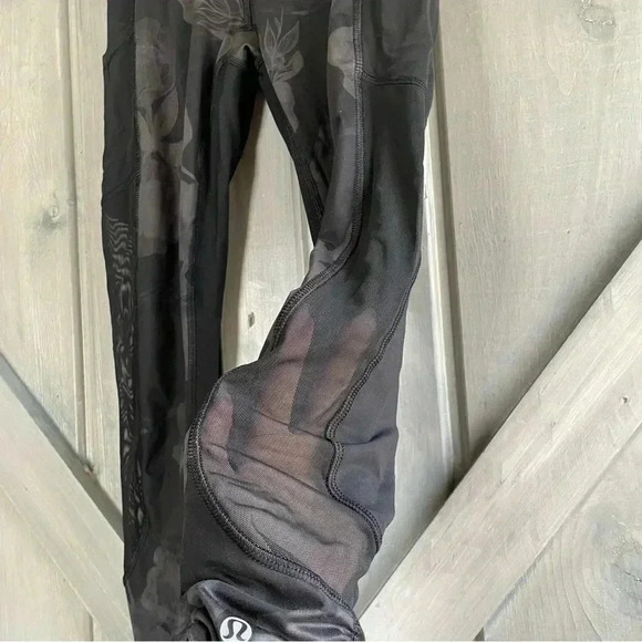 Lululemon Seek the Heat Crop Black Inky Floral Mesh‎ Size 4 - Picture 5 of 14